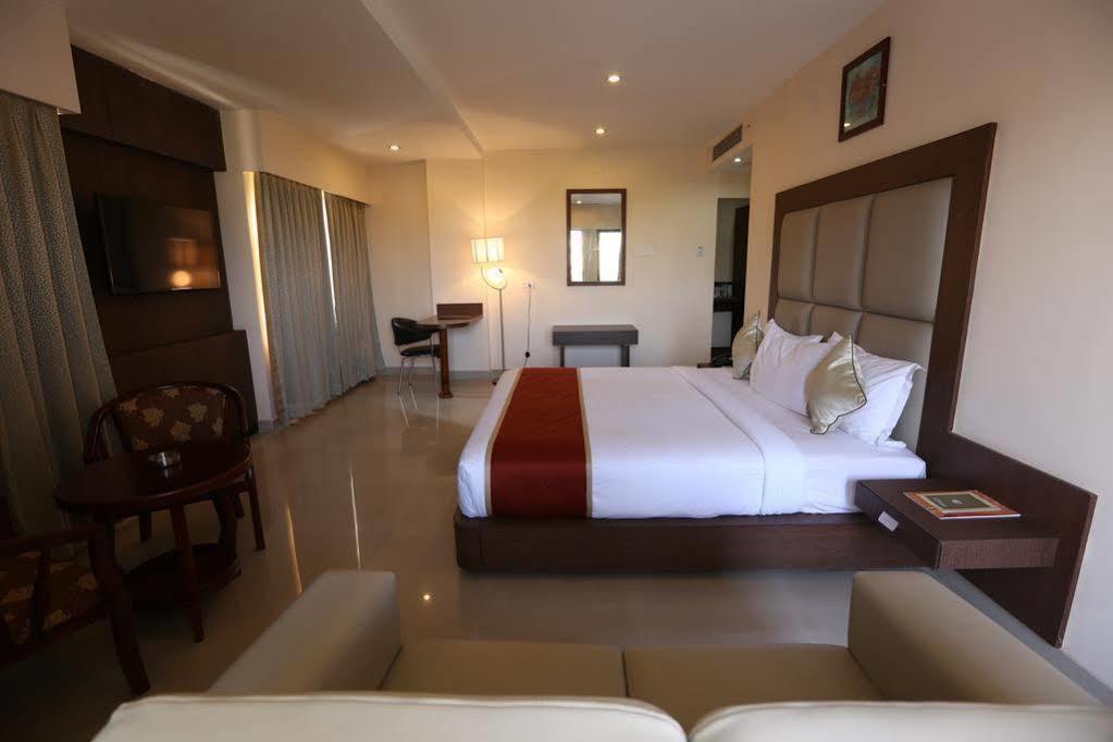 The Contour Hotel Guwahati Exterior foto