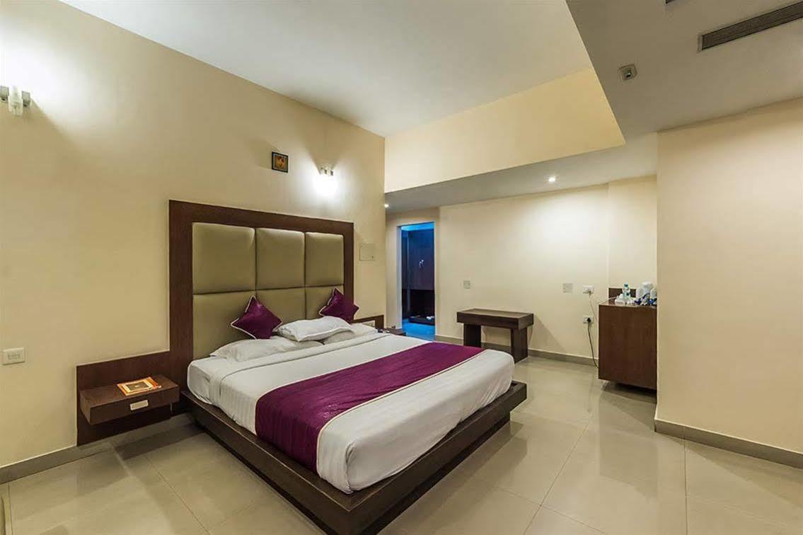 The Contour Hotel Guwahati Exterior foto