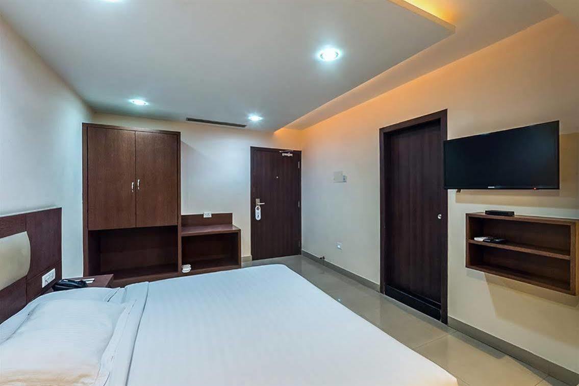 The Contour Hotel Guwahati Exterior foto