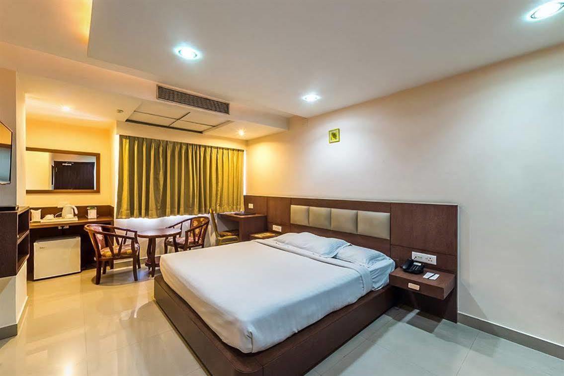 The Contour Hotel Guwahati Exterior foto